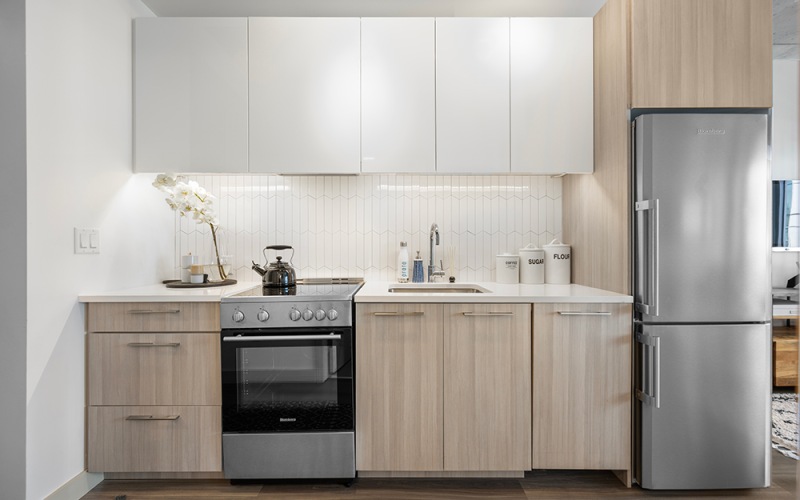 under cabinet lighting in kitchen